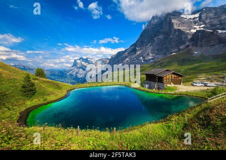 Petit lac alpin pittoresque dans la station de montagne Kleine Scheidegg et la célèbre montagne Eiger en arrière-plan, Grindelwald, Oberland bernois, Suisse, Banque D'Images