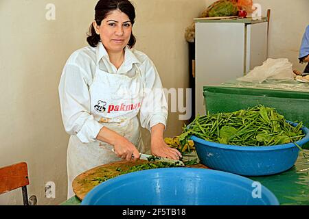 Préparation de qutab, un plat azerbaïdjanais fait de pâtes laminées finement farcies de légumes qui est cuit brièvement sur une plaque Banque D'Images