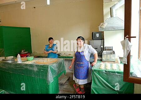 Préparation de qutab, un plat azerbaïdjanais fait de pâtes laminées finement farcies de légumes qui est cuit brièvement sur une plaque Banque D'Images