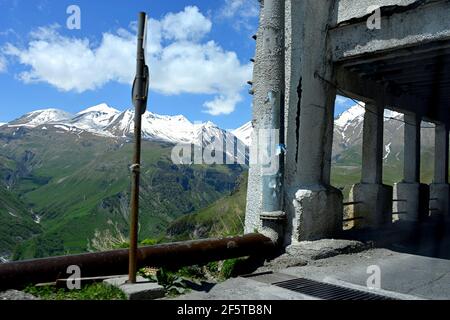 La route militaire, de la capitale de la Géorgie jusqu'à la frontière avec la Russie, a suscité l'imagination et la curiosité de nombreux écrivains et voyageurs. Banque D'Images