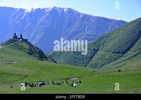 kazbek, la troisième plus haute montagne de Géorgie et est entouré de mythes et de traditions religieuses, à la voie des glaciers commence à Stepantsminda Banque D'Images