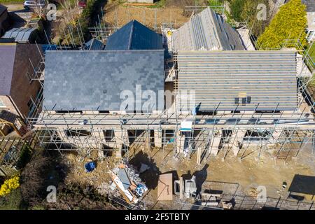 Photo aérienne du village britannique de Wetherby dans le Yorkshire montrant les travaux de construction de bâtiments effectués sur une propriété dans le village avec échafaudage Banque D'Images