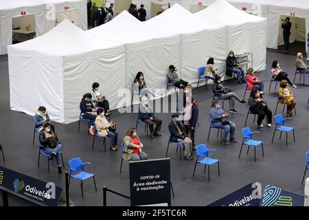 Lisbonne, Portugal. 27 mars 2021. Les gens attendent après avoir reçu le vaccin AstraZeneca COVID-19 à Lisbonne, au Portugal, le 27 mars 2021. Le Portugal a commencé samedi la vaccination de quelque 78,700 enseignants et travailleurs des écoles maternelles et scolaires des quatre premières années de l'éducation de base de neuf ans. Ils sont énumérés comme l'un des groupes prioritaires pour la reprise des classes. Crédit: Pedro Fiuza/Xinhua/Alay Live News Banque D'Images