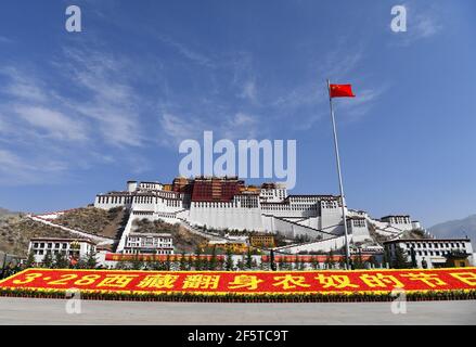 Lhassa, région autonome du Tibet en Chine. 28 mars 2021. La place en face du palais du Potala est décorée pour célébrer le jour de l'émancipation des serfs à Lhassa, capitale de la région autonome du Tibet du sud-ouest de la Chine, le 28 mars 2021. Credit: Jigme Dorge/Xinhua/Alay Live News Banque D'Images