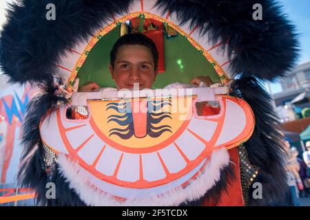 (210328) -- WELLINGTON, le 28 mars 2021 (Xinhua) -- photo prise le 27 mars 2021 montre un homme essayant la danse du lion pendant le festival d'art et de musique de plein air CubaDupa à Wellington, en Nouvelle-Zélande. Le quartier de Cuba Street dans la capitale de la Nouvelle-Zélande est venu en vie au cours du week-end, tandis que les danses de lion chinois et la musique traditionnelle chinoise ornaient le plus grand festival d'art et de musique de plein air de Nouvelle-Zélande CubaDupa. L'événement a été forcé de pivoter en 2019 vers une version hors-rue en raison des tragédies de la mosquée de Christchurch, et en 2020, il a été impossible de procéder en raison des restrictions de verrouillage de la COVID-19. Cependant Banque D'Images