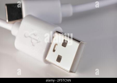 Très gros plan d'un câble blanc de type USB-C sur un arrière-plan blanc Banque D'Images