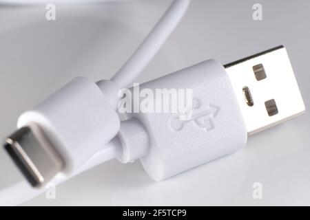 Très gros plan d'un câble blanc de type USB-C sur un arrière-plan blanc Banque D'Images