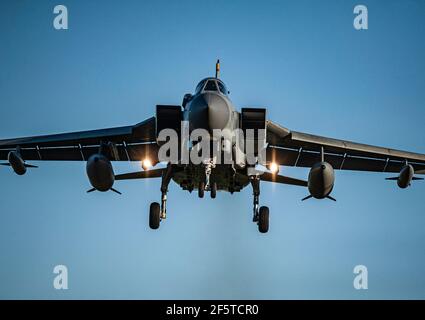 Panavia GR4 avion d'aviateur à voilure tournante RAF rapide arrivant à l'atterrissage à l'avion RAF Lossiemouth à Moray, dans le nord-est de l'Écosse. Banque D'Images