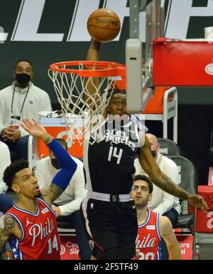 Los Angeles, États-Unis. 28 mars 2021. Terance Mann, la garde des Clippers de Los Angeles, a obtenu un score sur la garde des 76ers de Philadelphie Danny Green pendant la seconde moitié au Staples Center de Los Angeles le samedi 27 mars 2021. Les Clippers ont battu les 76ers 122-112. Photo de Jim Ruymen/UPI crédit: UPI/Alay Live News Banque D'Images