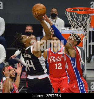 Los Angeles, États-Unis. 28 mars 2021. Terance Mann, la garde des Clippers de Los Angeles, a obtenu un score sur la garde des 76ers de Philadelphie Danny Green pendant la seconde moitié au Staples Center de Los Angeles le samedi 27 mars 2021. Les Clippers ont battu les 76ers 122-112. Photo de Jim Ruymen/UPI crédit: UPI/Alay Live News Banque D'Images