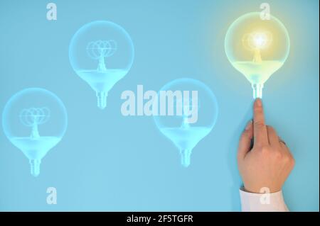 Main d'une femme d'affaires touchant une ampoule jaune sur fond bleu. Idée créative, nouvelle idée commerciale et concept d'innovation. Banque D'Images