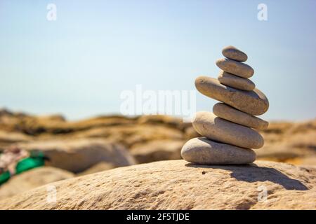 Pierres équilibrées sur la plage rocheuse Antibes, sud de la France Banque D'Images