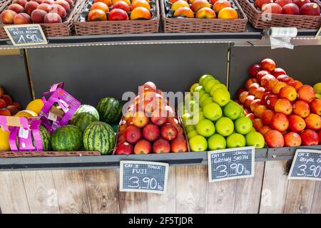 Stand de fruits sur le marché Antibes, sud de la France Banque D'Images
