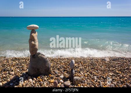 Pierres équilibrées sur la plage rocheuse Antibes, sud de la France Banque D'Images