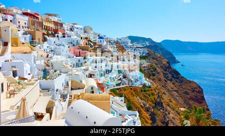 Grèce, île de Santorini. Vue panoramique sur la ville d'Oia sur la côte au bord de la mer. Paysage grec Banque D'Images