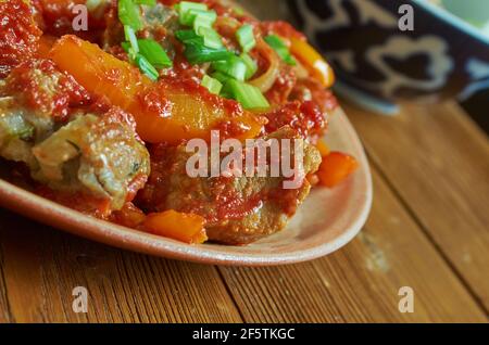 Katuv sleh - plat tchèque, la viande est frite dans une poêle et plus tard est cuit à la vapeur avec des ingrédients. Banque D'Images