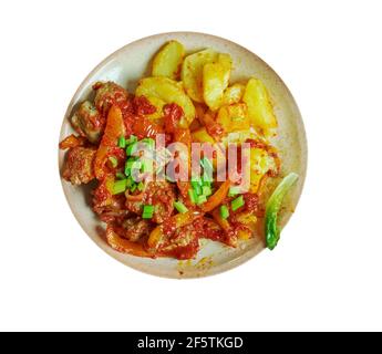 Katuv sleh - plat tchèque, la viande est frite dans une poêle et plus tard est cuit à la vapeur avec des ingrédients. Banque D'Images