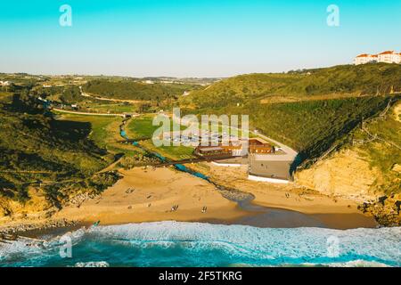 Vue aérienne par drone sur la plage de Praia de Ribeira d'Ilhas à Ericeira, Portugal. La réserve mondiale de surf Ericeira 16.03.2021, Ericeira, Portugal Banque D'Images