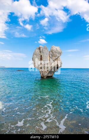 Roche en forme de coeur dans la mer près de la plage de Palm Beach à Preveli, île de Crète, Grèce Banque D'Images