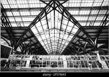 Liverpool Street Station à LondonPicture montrant des boutiques dans la station dbase Banque D'Images