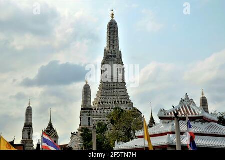 Wat Arun est un complexe de temples bouddhistes à Bangkok, dans le quartier très peuplé de Thonburi, sur la rive droite de la rivière Chao Phraya Banque D'Images