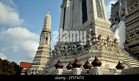 Wat Arun est un complexe de temples bouddhistes à Bangkok, dans le quartier très peuplé de Thonburi, sur la rive droite de la rivière Chao Phraya Banque D'Images