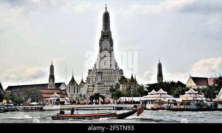 Wat Arun est un complexe de temples bouddhistes à Bangkok, dans le quartier très peuplé de Thonburi, sur la rive droite de la rivière Chao Phraya Banque D'Images