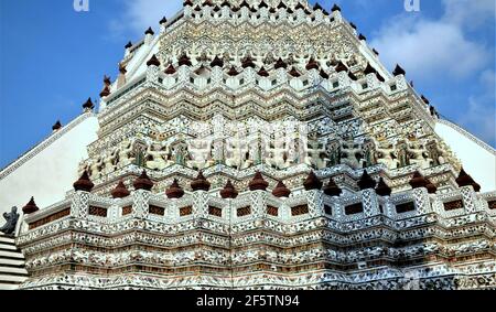 Wat Arun est un complexe de temples bouddhistes à Bangkok, dans le quartier très peuplé de Thonburi, sur la rive droite de la rivière Chao Phraya Banque D'Images