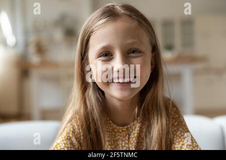 Portrait de la jeune fille caucasienne souriante sur appel vidéo Banque D'Images