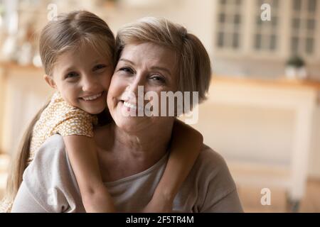 Portrait d'une grand-mère et d'une petite-fille heureux qui s'embrasse Banque D'Images