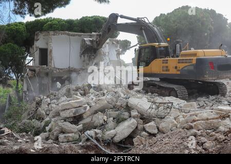 Excavatrice de démolition de casernes pour un nouveau projet de construction. Banque D'Images