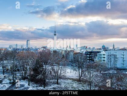 Berlin Skyline avec tour de télévision et arbres enneigés à Weinberg Park, Mitte, Berlin, Allemagne. Temps d'hiver Banque D'Images