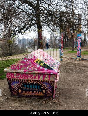 Peinture colorée sur poubelle à Mauerpark, Prenzlauer Berg, Berlin. Poubelle peinte Banque D'Images