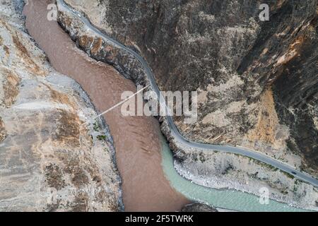 Photographie aérienne du Grand Canyon de la rivière Nujiang Sur l'autoroute Yunnan-Tibet Banque D'Images