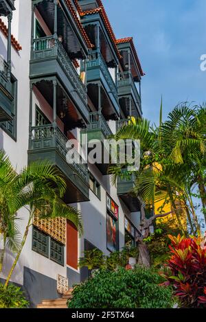 Rue centrale dans la vieille ville à Puerto de la Cruz, Tenerife, îles Canaries, Espagne. Banque D'Images