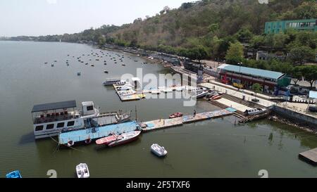 Bhopal. 28 mars 2021. Photo aérienne prise le 28 mars 2021 montre un club de bateau pendant le confinement à Bhopal, Inde. Le nombre de cas de COVID-19 en Inde a atteint 11,971,624 dimanche, 62,714 nouveaux cas ayant été signalés dans tout le pays, selon les derniers chiffres publiés par le ministère fédéral de la Santé. Credit: STR/Xinhua/Alay Live News Banque D'Images