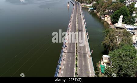 Bhopal. 28 mars 2021. Photo aérienne prise le 28 mars 2021 montre des routes désertes pendant le confinement à Bhopal, Inde. Le nombre de cas de COVID-19 en Inde a atteint 11,971,624 dimanche, 62,714 nouveaux cas ayant été signalés dans tout le pays, selon les derniers chiffres publiés par le ministère fédéral de la Santé. Credit: STR/Xinhua/Alay Live News Banque D'Images