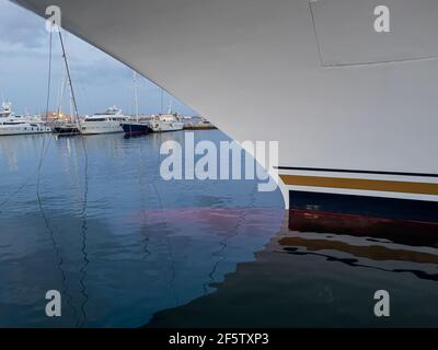 Gros plan d'un arc bulbeux semi-submergé d'un yacht de luxe ancré dans le port de Palma de Majorque, Baleares Banque D'Images