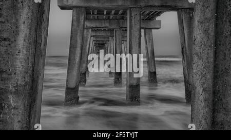 Photo en niveaux de gris de l'emblématique jetée de Naples, Floride, États-Unis Banque D'Images