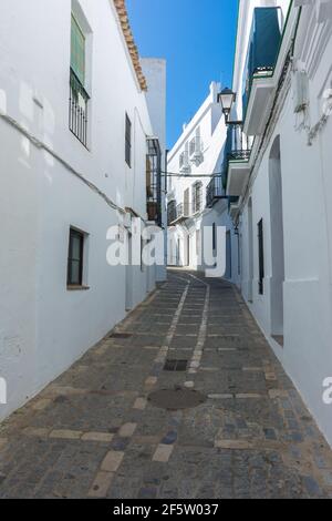 Rue blanche typique à Vejer de la Frontera. Villes blanches d'Andalousie à Cadix, Espagne Banque D'Images