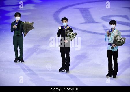 De gauche Yuma Kagiyama du Japon, argent, Nathan Chen des États-Unis, or et Yuzuru Hanyu du Japon, bronze pose avec leurs médailles après le patinage libre des hommes aux Championnats du monde de patinage artistique de l'UIP à Stockholm, Suède 27 mars 2021. Photo Jessica Gow / TT Kod 10070 Banque D'Images