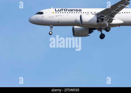 L'avion de ligne Airbus A320 de Lufthansa D-AIJD débarque en finale à l'aéroport de Londres Heathrow, au Royaume-Uni, dans un ciel bleu. Airbus A320neo, nommé Gera. Allemand Banque D'Images