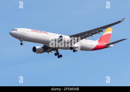 La compagnie aérienne Iberia Airbus A330 avion-ligne EC-LZJ en finale atterrir à l'aéroport de Londres Heathrow, Royaume-Uni, dans un ciel bleu. Porte-drapeau espagnol. Fait partie de IAG Banque D'Images