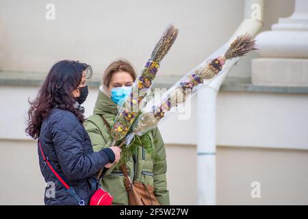 Le jour de paume et de Pâques, les femmes avec des fleurs portant un masque Banque D'Images