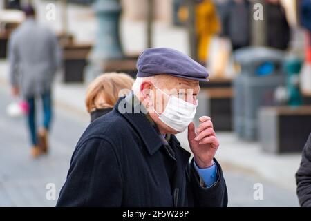 Homme âgé portant un masque dans la ville Banque D'Images