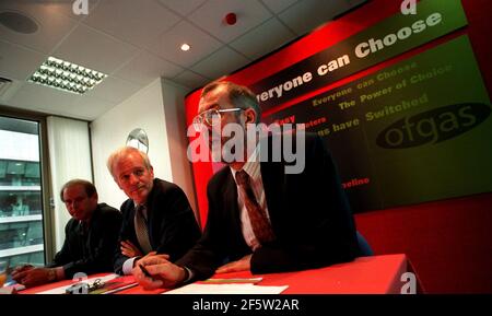 CALLUM MCCARTHY Mar 2001 centre Conférence de presse pour annonce que les consommateurs de toutes les régions du pays peuvent maintenant choisir leur compnay.L;R: Mike Hughes, electricity Association; Callum McCarthy, directeur général de l'approvisionnement en gaz et en électricité; John Battle, ministre de l'énergie Banque D'Images