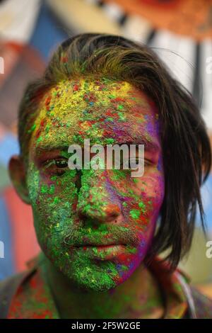 Katmandou, Népal. 28 mars 2021. Visage d'un révélateur taché de couleurs alors qu'il célèbre le festival Holi. Holi est un festival hindou populaire rempli de tant de plaisir et est célébré pour marquer le début du printemps. (Photo de Sujan Shrestha/SOPA Images/Sipa USA) crédit: SIPA USA/Alay Live News Banque D'Images