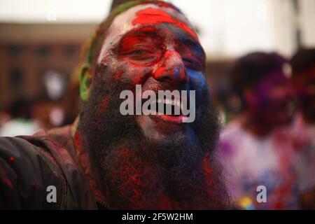 Katmandou, Népal. 28 mars 2021. Visage d'un révélateur taché de couleurs alors qu'il célèbre le festival Holi. Holi est un festival hindou populaire rempli de tant de plaisir et est célébré pour marquer le début du printemps. (Photo de Sujan Shrestha/SOPA Images/Sipa USA) crédit: SIPA USA/Alay Live News Banque D'Images