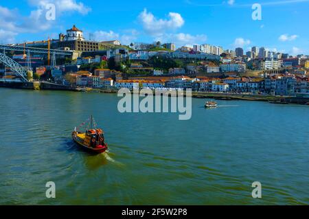 Le bateau Rabelo traverse le fleuve Douro entre Porto et le Port caves à vin à Vila Nova de Gaia Banque D'Images