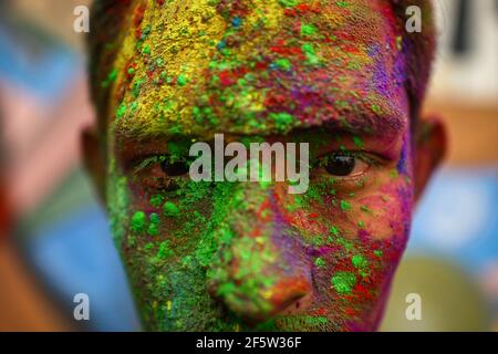 Katmandou, Népal. 28 mars 2021. Visage d'un révélateur taché de couleurs alors qu'il célèbre le festival Holi. Holi est un festival hindou populaire rempli de tant de plaisir et est célébré pour marquer le début du printemps. Crédit : SOPA Images Limited/Alamy Live News Banque D'Images